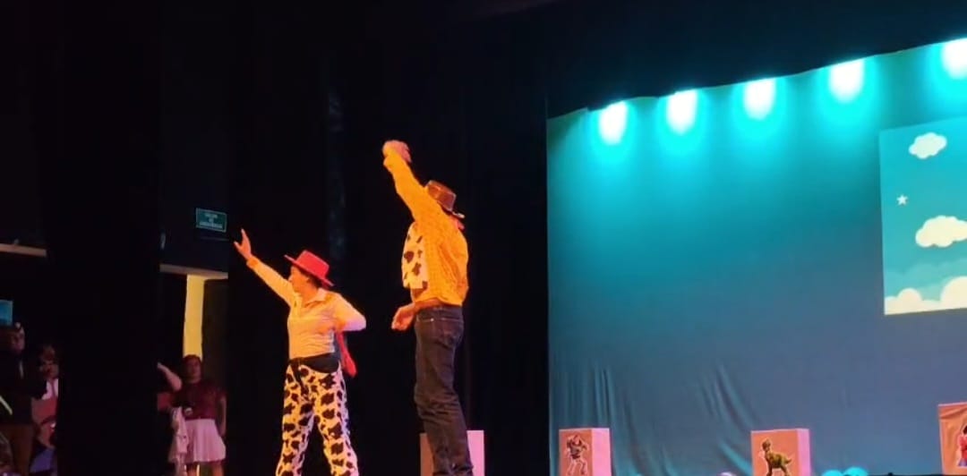 Jóvenes con autismo, síndrome de down y discapacidad motriz son partícipes en obras de teatro.