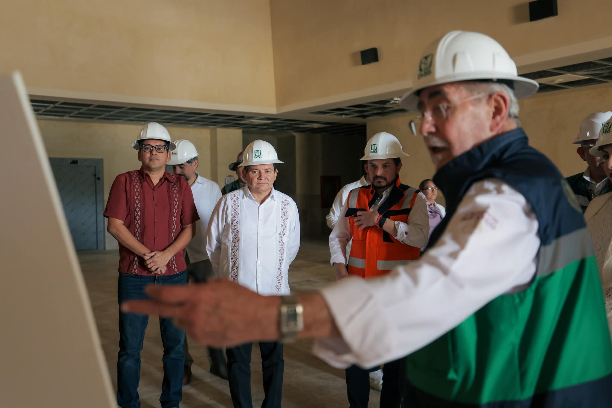 El Gobernador Joaquín Díaz Mena y el director general del IMSS, Zoé Robledo Aburto, realizaron un recorrido de supervisión por la obra del Hospital General de Ticul.